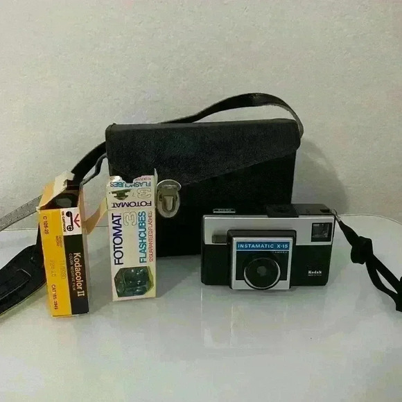 Vintage Kodak Instamatic X-15 Camera w/ Carry Case, Flash Cubes, Film- Untested - Picture 3 of 16